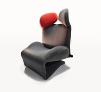 Wink Sessel mit dem Grundbezug aus INDOORSTOFF in der Farbe DARKGREY und Ohrenbezug in der Farbe ORANGE